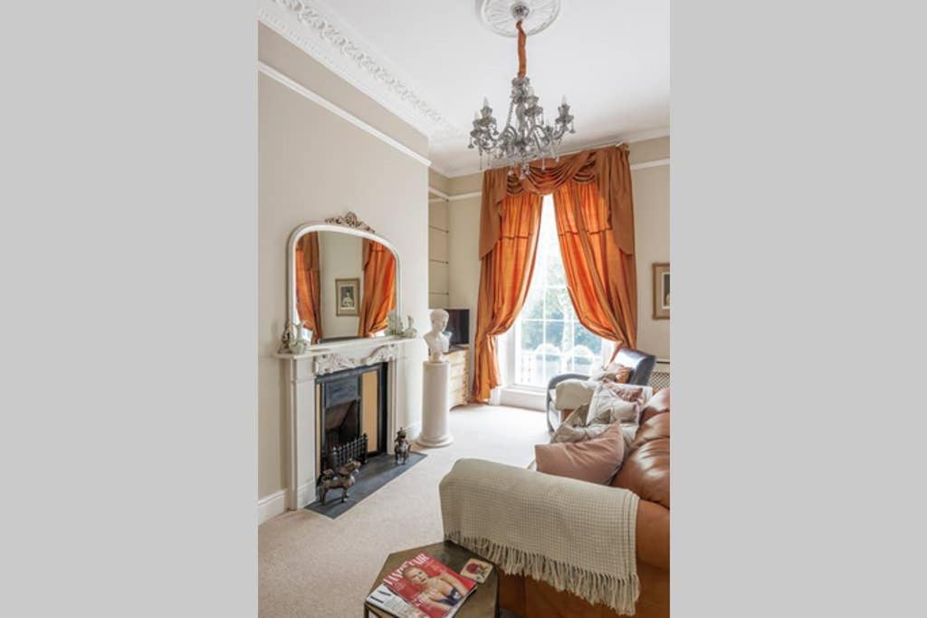 Beautiful Studio With Private Outside Terrace Appartement Bath Buitenkant foto