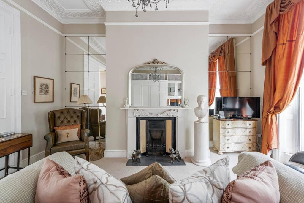 Beautiful Studio With Private Outside Terrace Appartement Bath Buitenkant foto