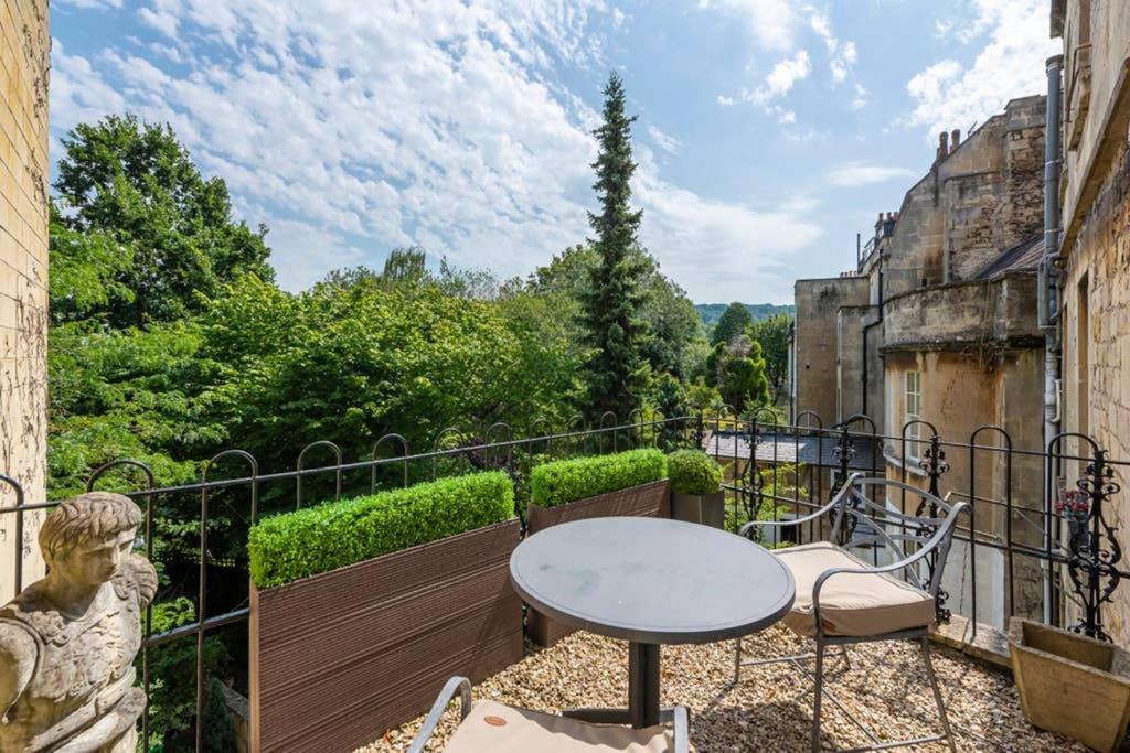 Beautiful Studio With Private Outside Terrace Appartement Bath Buitenkant foto