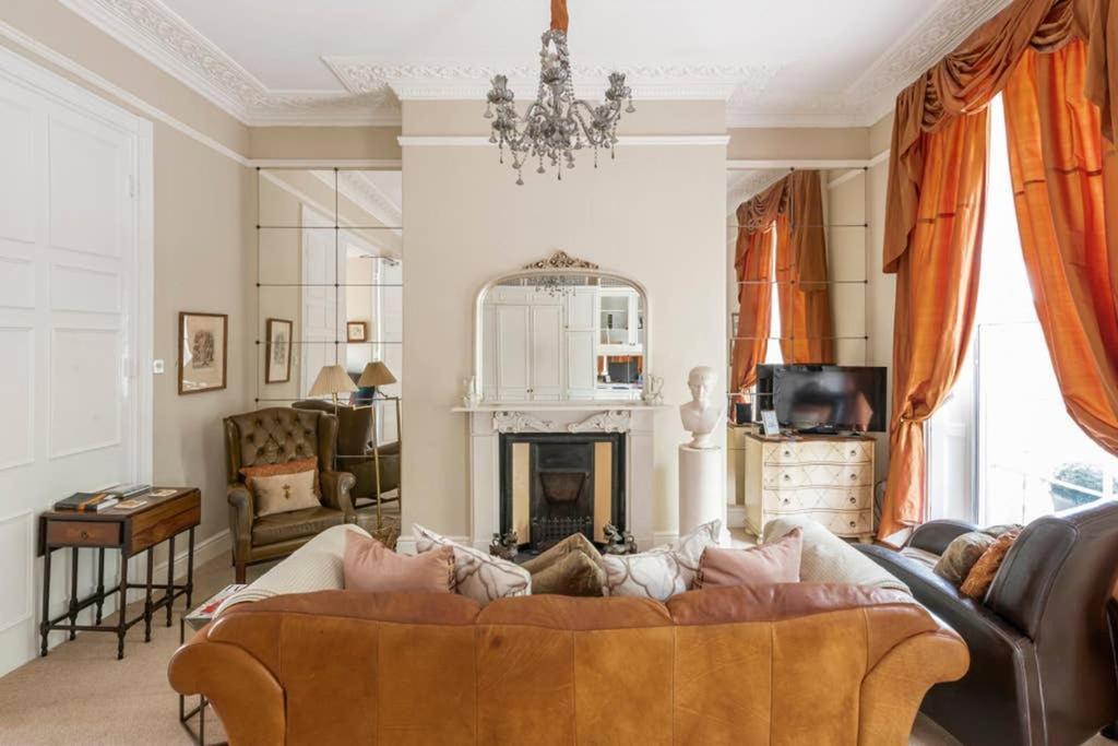 Beautiful Studio With Private Outside Terrace Appartement Bath Buitenkant foto