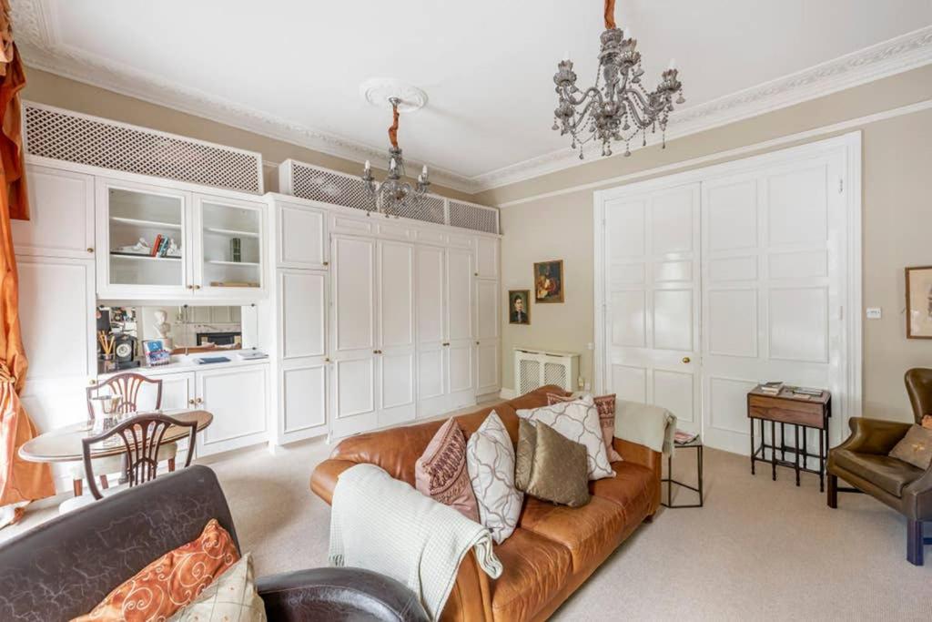 Beautiful Studio With Private Outside Terrace Appartement Bath Buitenkant foto