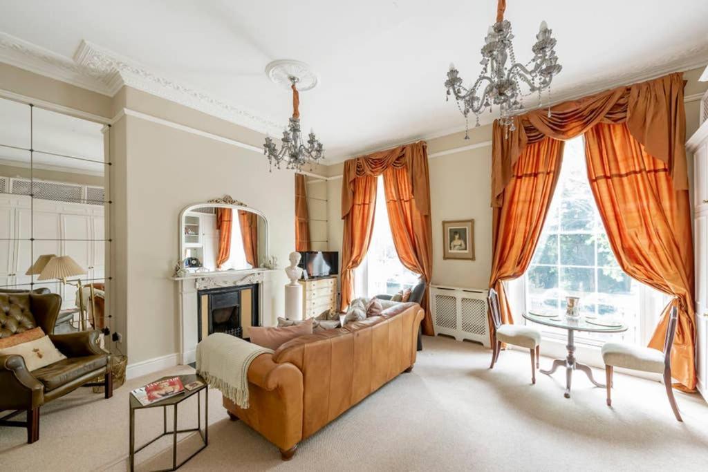 Beautiful Studio With Private Outside Terrace Appartement Bath Buitenkant foto