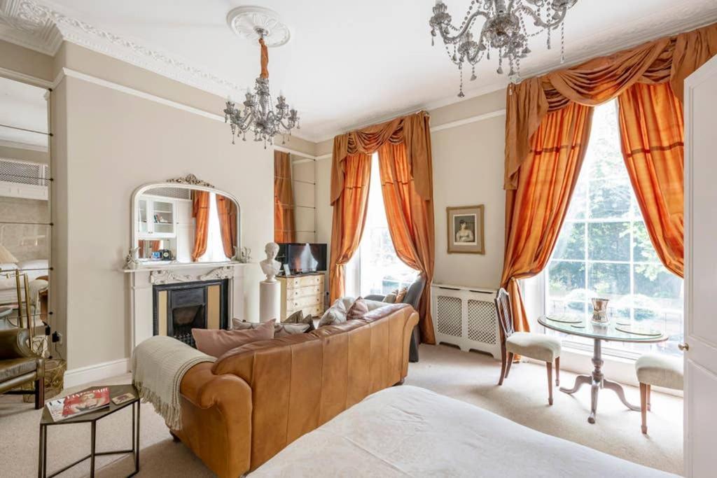 Beautiful Studio With Private Outside Terrace Appartement Bath Buitenkant foto