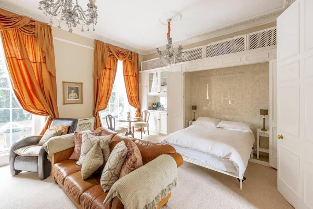 Beautiful Studio With Private Outside Terrace Appartement Bath Buitenkant foto