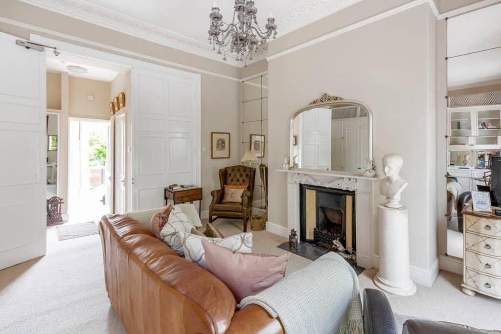 Beautiful Studio With Private Outside Terrace Appartement Bath Buitenkant foto