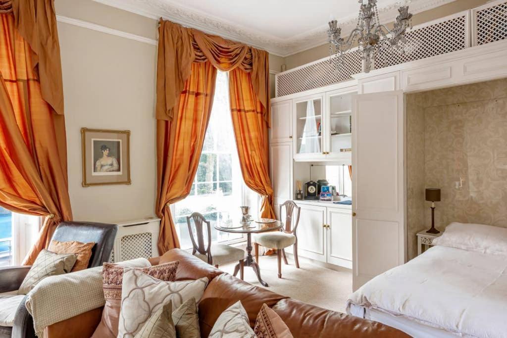 Beautiful Studio With Private Outside Terrace Appartement Bath Buitenkant foto