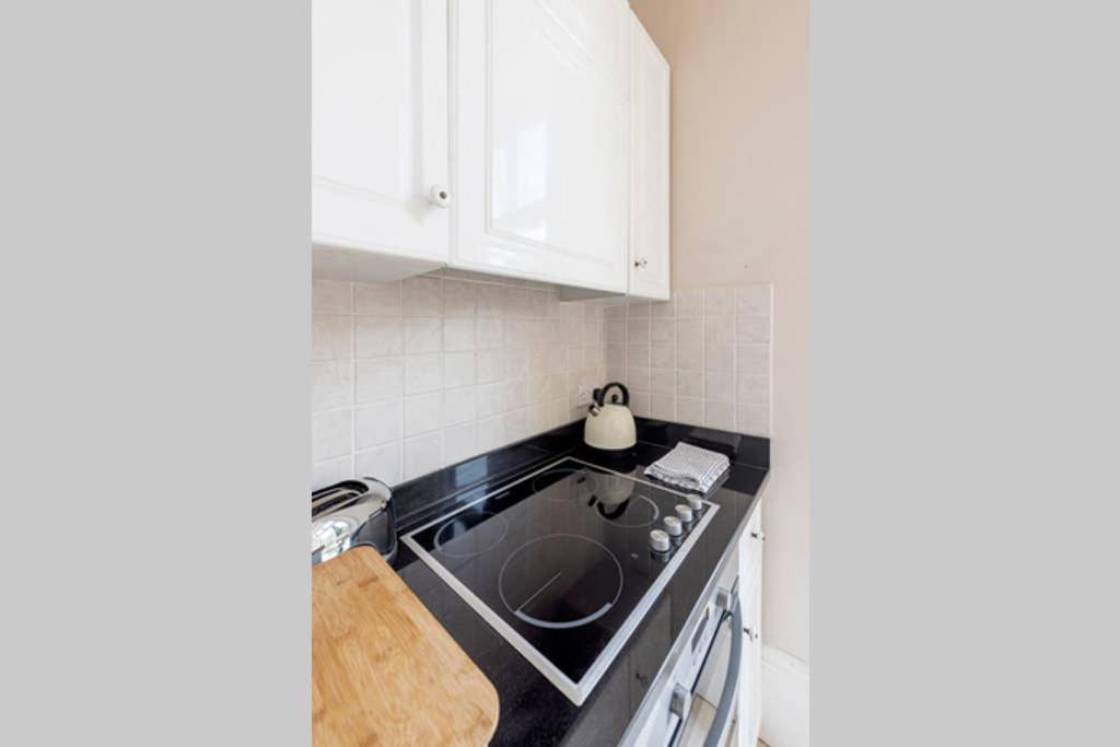 Beautiful Studio With Private Outside Terrace Appartement Bath Buitenkant foto