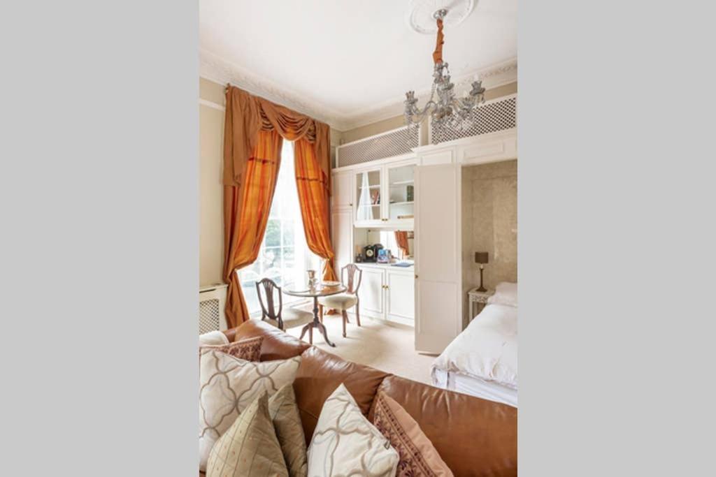 Beautiful Studio With Private Outside Terrace Appartement Bath Buitenkant foto