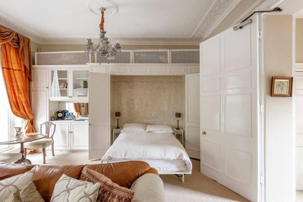 Beautiful Studio With Private Outside Terrace Appartement Bath Buitenkant foto